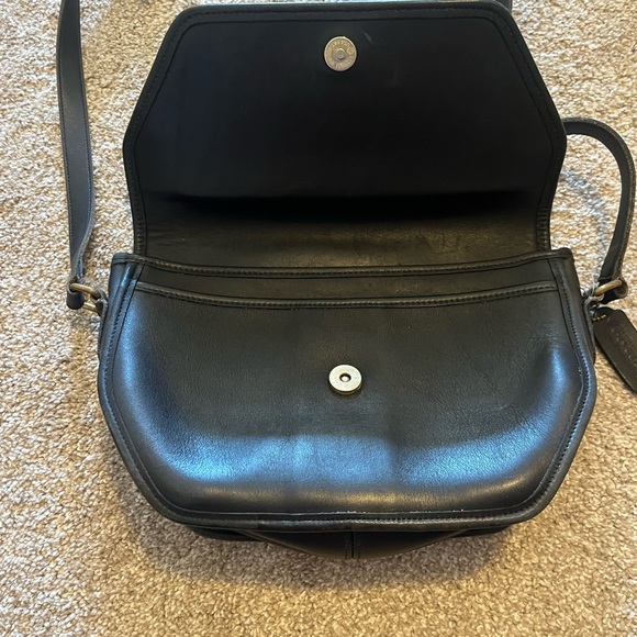 Elegant Black Leather Crossbody Bag - Picture 2 of 3